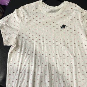 Nike Men's White and Red T-Shirt